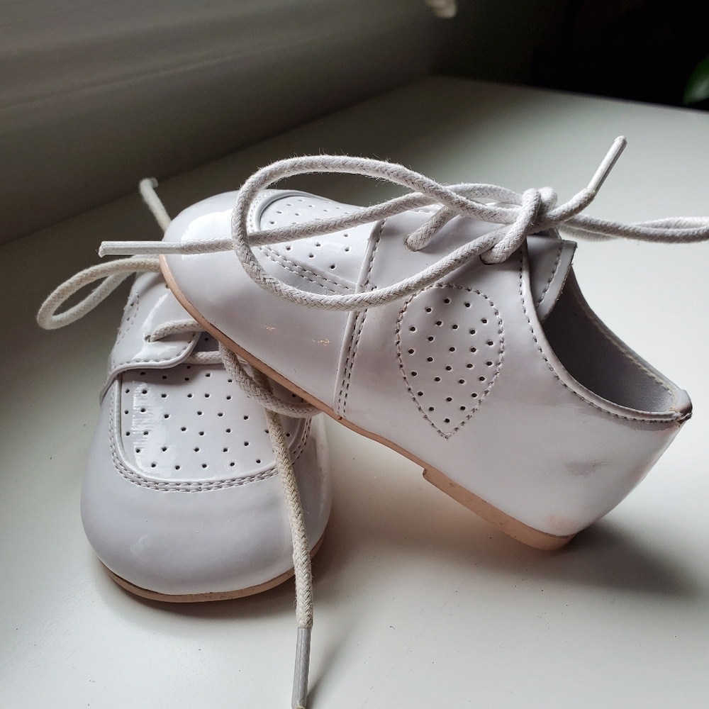 Dinkie white patent leather dress shoes, size 4